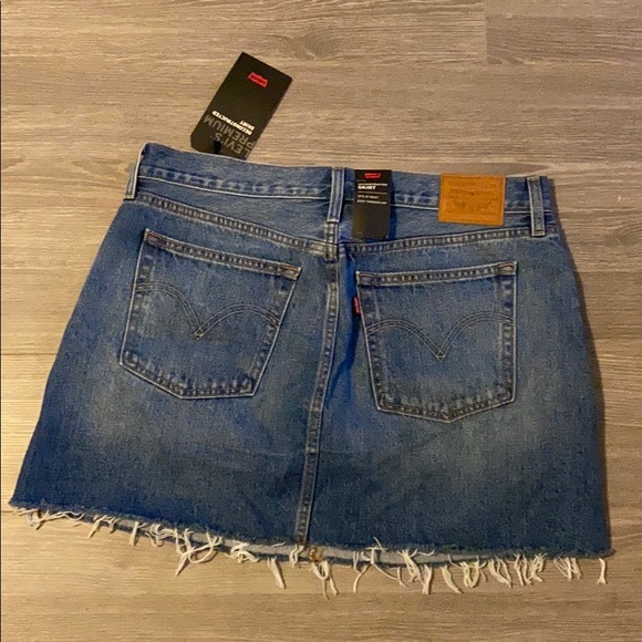 NWT- Levi’s skirt - Picture 2 of 2